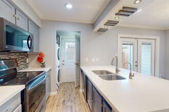 Building Photo - 10615 Briar Forest Dr