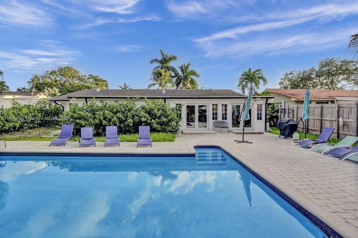 Foto principal - 2423 NE 202nd St