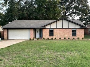 Building Photo - 8808 Meadow Dr
