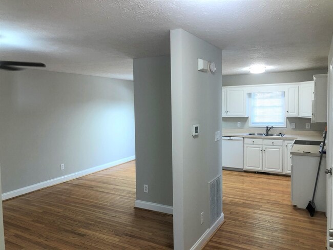 Foto del edificio - 129 New Towne Rd