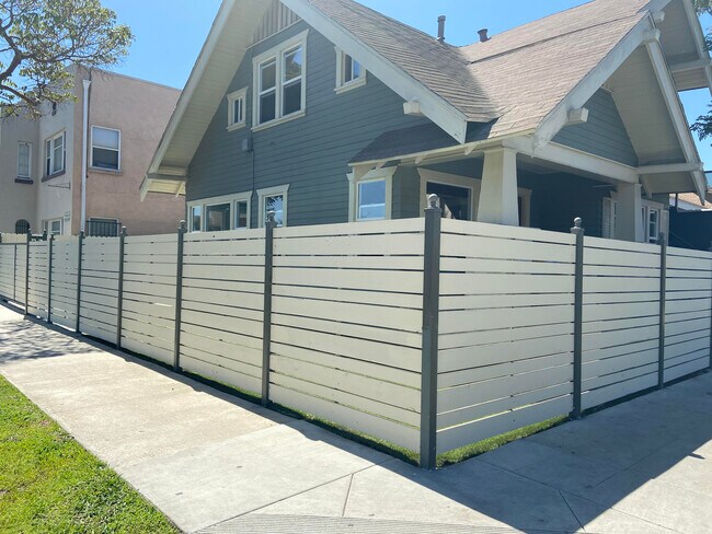 Corner view with side and front entrance - 642 E 10th St