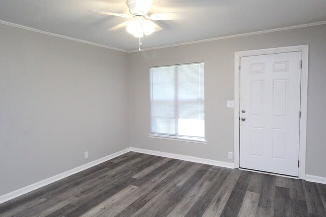 Building Photo - Move-In Ready 3-Bed Home with New Flooring...