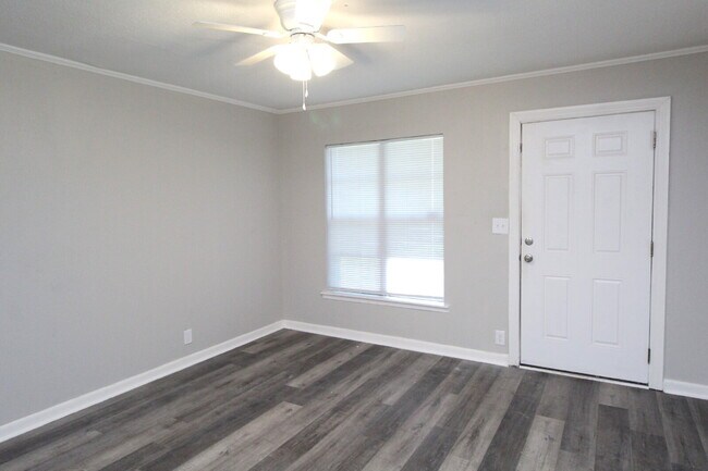 Foto del edificio - Move-In Ready 3-Bed Home with New Flooring...