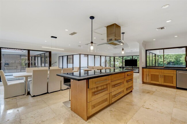 Foto del edificio - 8118 Los Pinos Blvd
