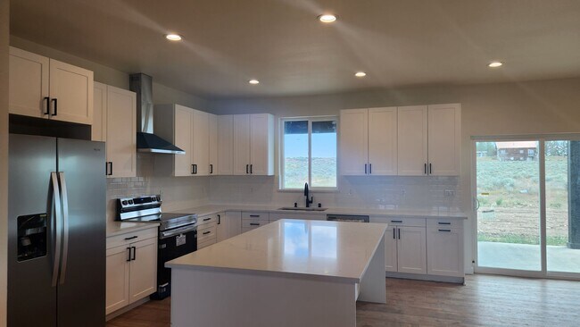 Foto del edificio - 4 bed 2 bath New Build in McConihe area cl...