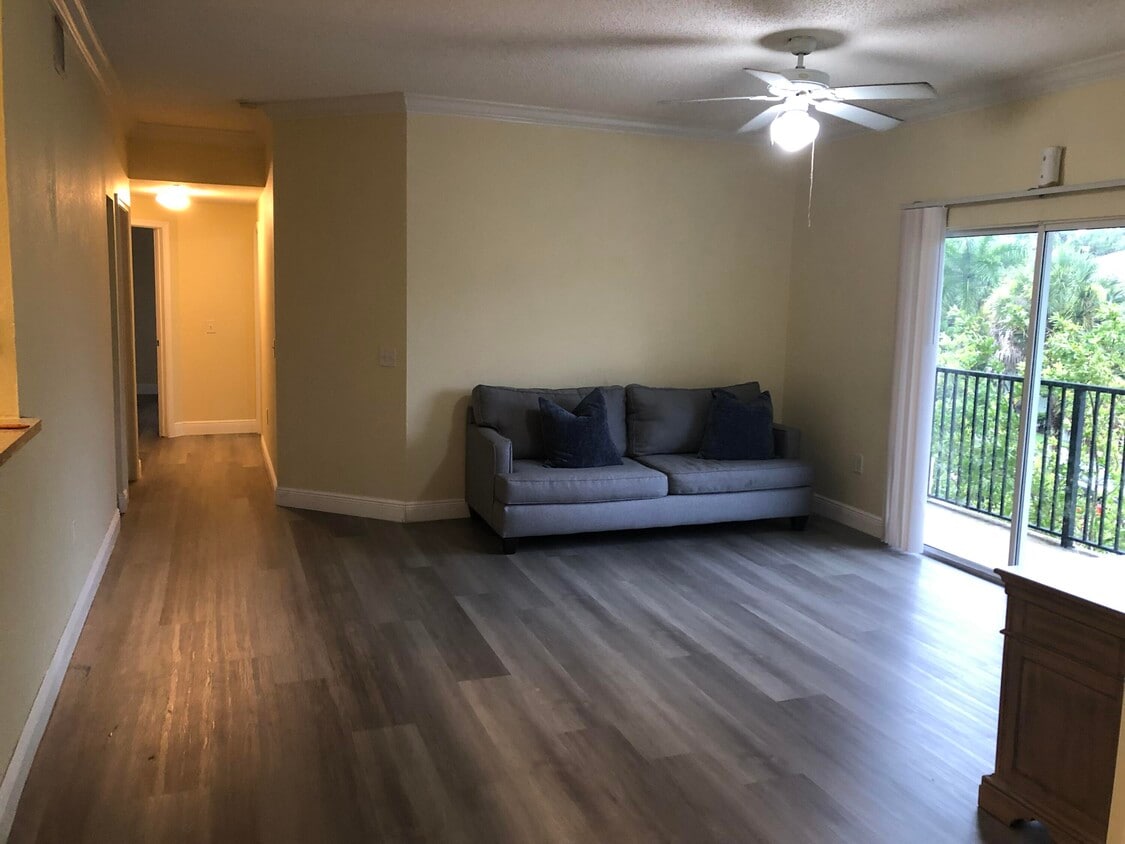 Foto del edificio - 330 Crestwood Cir