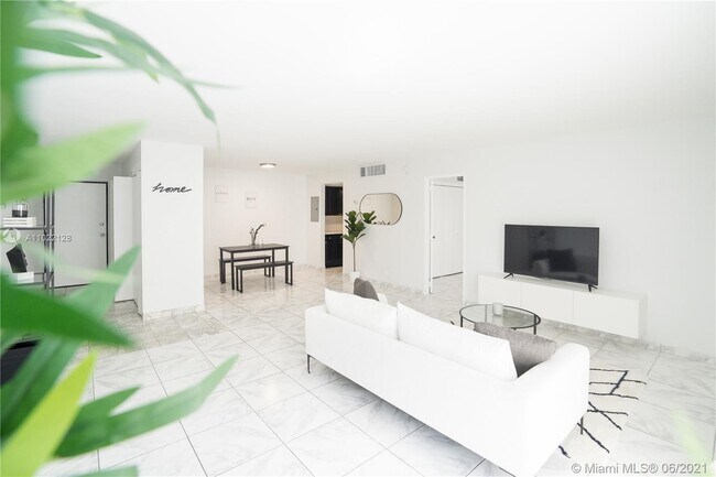 Foto del edificio - 2100 NE 33rd Ave