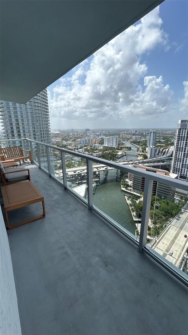 Foto del edificio - 185 SW 7th St
