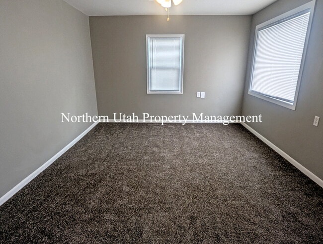 Building Photo - 4 bed 2 bath home