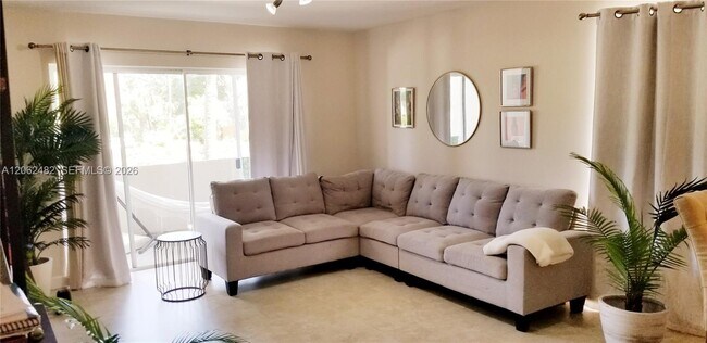 Foto del edificio - 6886 N Kendall Dr