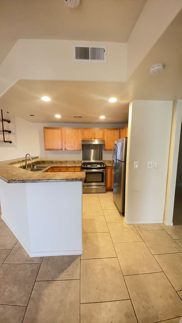 Building Photo - AVAILABLE NOW - 1 Bedroom 1 Bath Aprox 110...