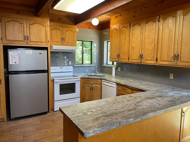 Building Photo - Lakeviews and a beautiful forest setting n...
