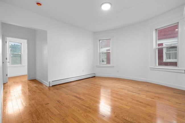 Building Photo - 565 Carroll Ave