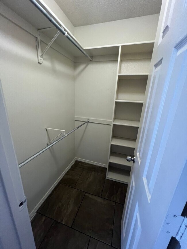 Foto del edificio - 3 Bed 2 Bath House with 2 Car Garage.  Has Gas Heat & Hot Water.