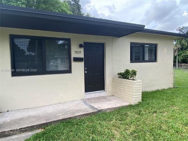 Foto del edificio - 5835 NW 37th St