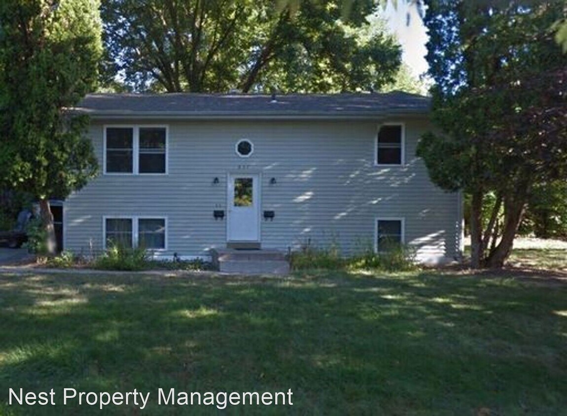 2 br, 1 bath House 837 N Summit St House for Rent in Iowa City, IA