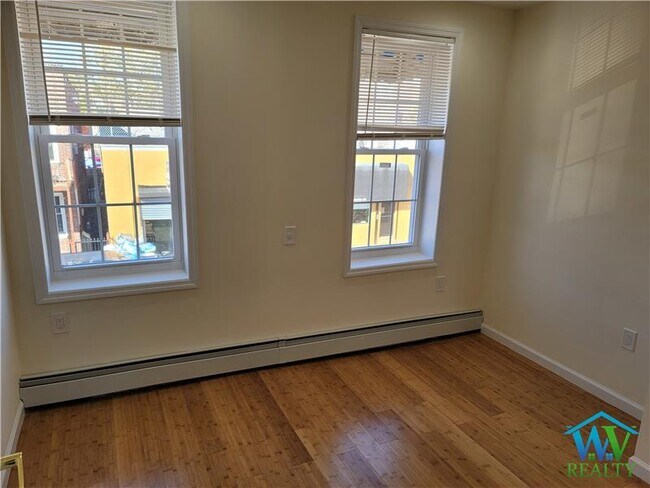 Building Photo - 1268 Evergreen Ave