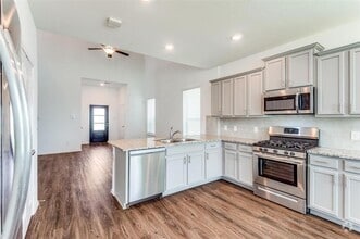 Building Photo - 18414 Hilltop Climb Dr