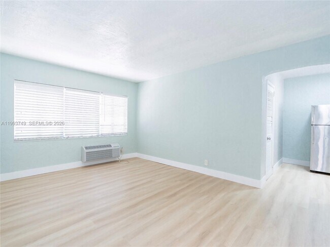 Foto del edificio - 7635 Dickens Ave