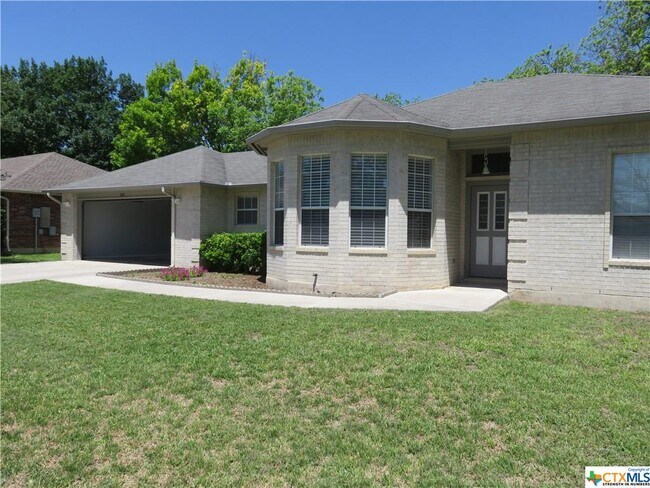 Building Photo - 202 Parkridge Cir