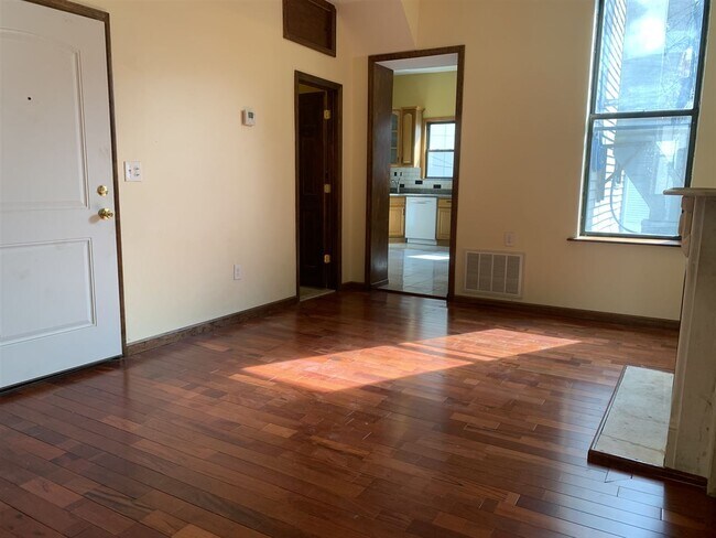 Foto del edificio - 651 NEWARK Ave