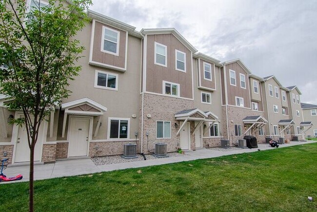 Building Photo - THE LOCHS! Gorgeous Townhome First Month Free