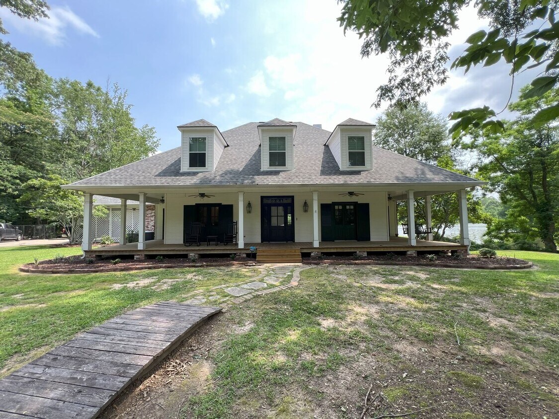 Primary Photo - 4 bedroom, 2.5 bathroom located in Jackson...
