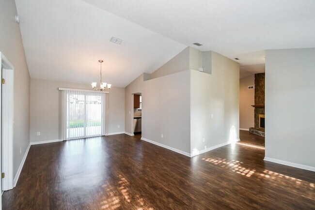 Foto del edificio - 1384 Rose Hill Dr E