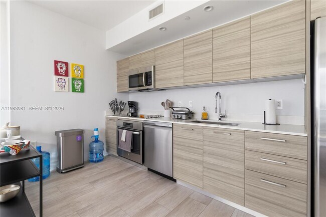 Foto del edificio - 121 NE 34th St