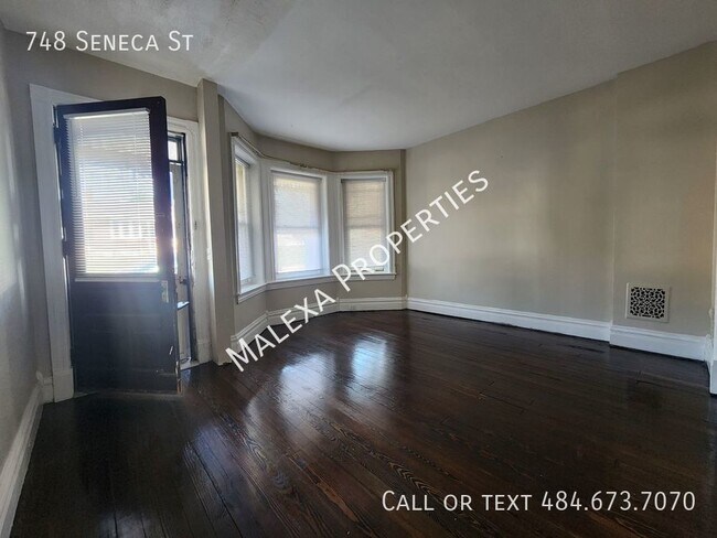 Building Photo - 3 bedroom 1.5 Bathroom Townhouse neat St. ...