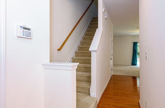 Foto del edificio - Maintenance-Free beautiful  3 bedroom 2.5 bath townhouse in Burlington