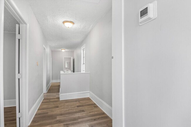 Foto del edificio - Large 4 Bedroom 2 Bath Single Family Home ...