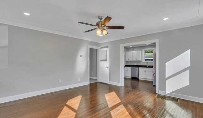Building Photo - 824 E 39th St