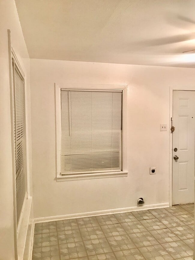 Building Photo - 2 Bedroom, 1 Bathroom Home in North Amarillo!