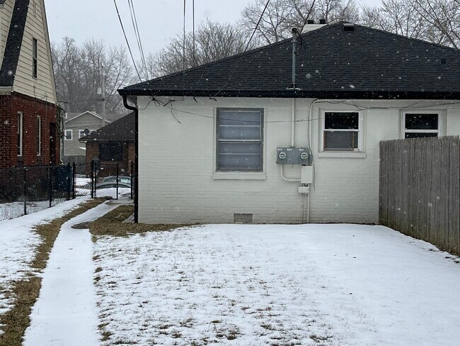 Back of Duplex - 5232 Broadway St