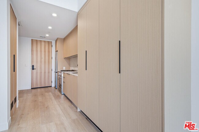 Building Photo - 3555 Overland Ave