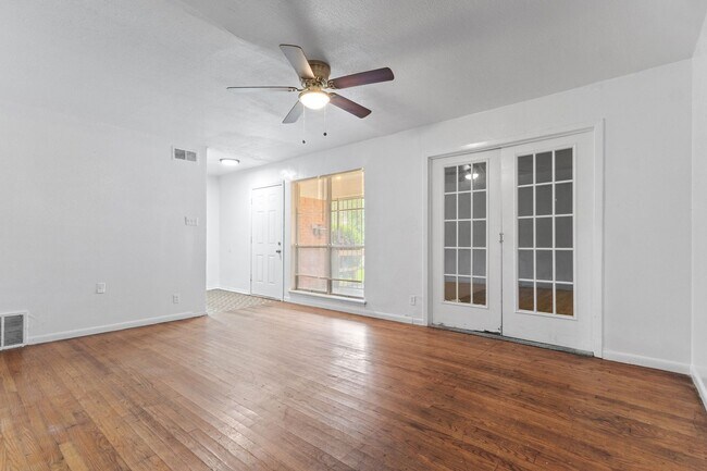 Foto del edificio - 8923 Jennie Lee Ln