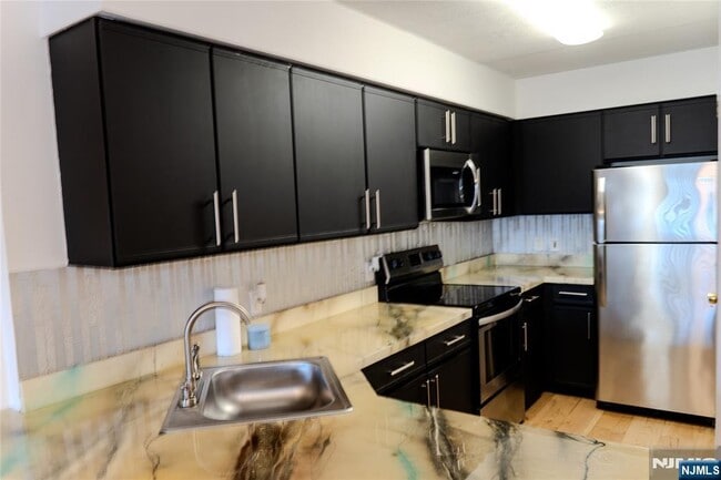 Building Photo - 5 Linden 2H