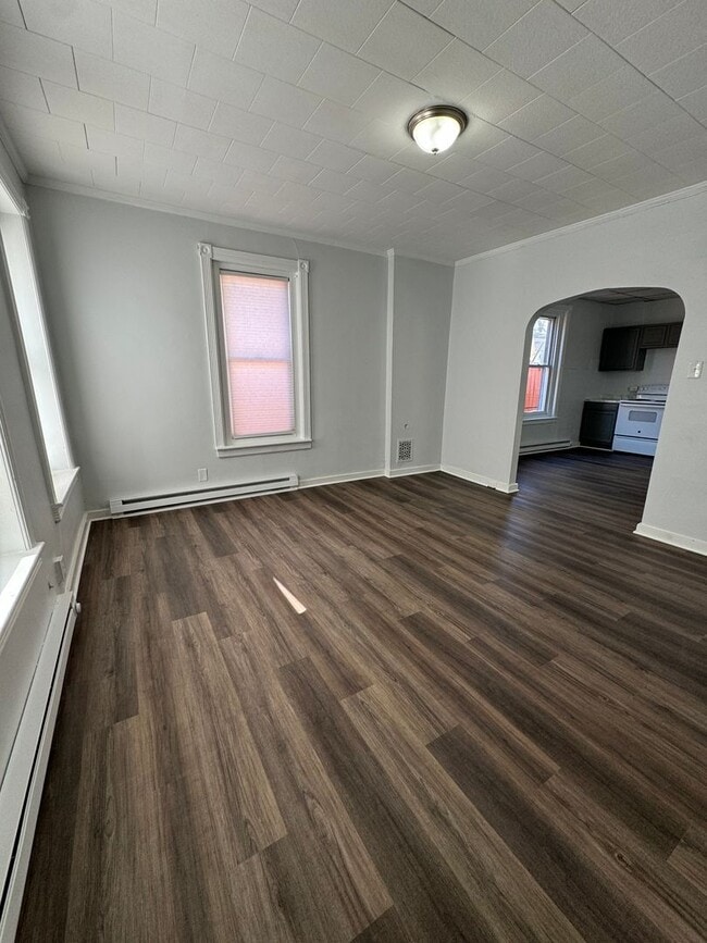 Building Photo - Remodeled LARGE THREE/FOUR BEDROOM Home