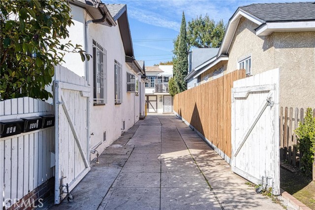 Building Photo - 849 N Wilton Pl