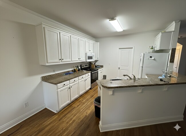 Foto del edificio - 4 Bedroom Downtown Beauty!