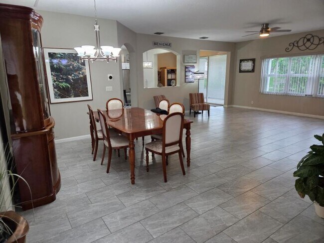 Building Photo - 2724 Pointe Cir
