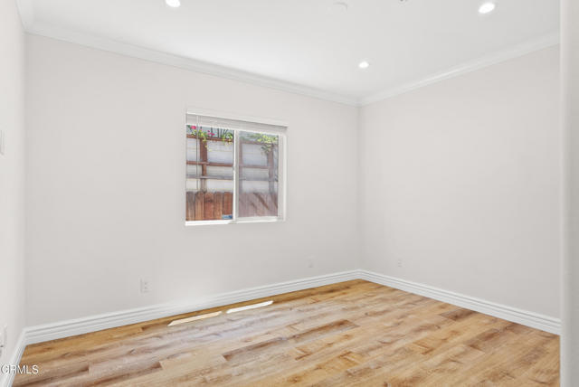 Foto del edificio - 4951 Enfield Ave