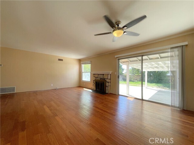 Foto del edificio - 1338 E Cypress Ave