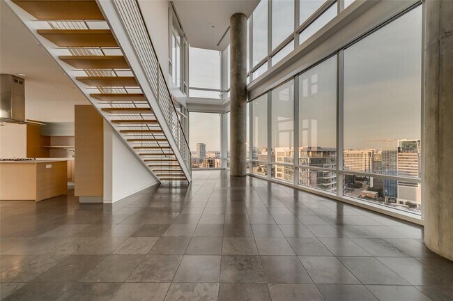 Foto del edificio - 2430 Victory Park Ln