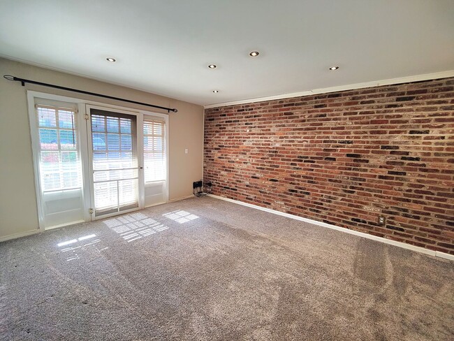 Building Photo - *Updated 1BD/1BA Condo Available in Scott ...