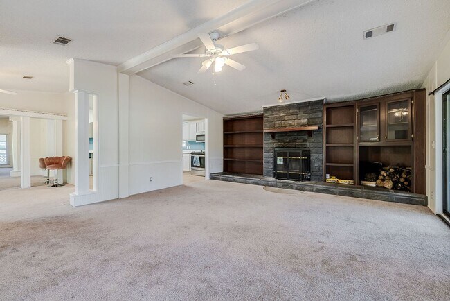 Foto del edificio - Spacious 3 Bed 2 Bath Home on Large Lot - NO HOA!
