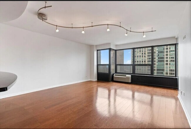 Foto del edificio - 30 E Huron St