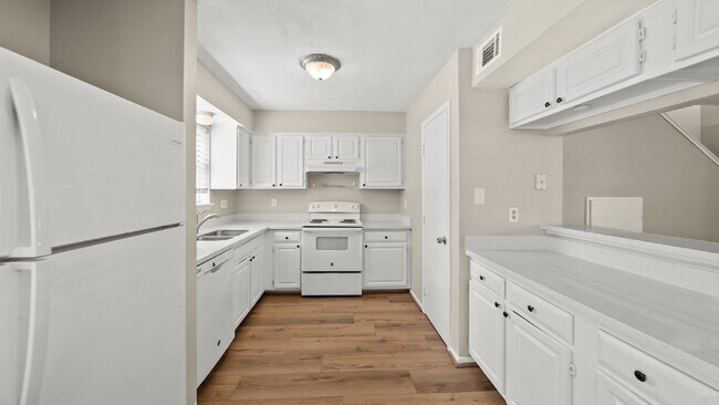 Building Photo - Recently updated 2-bedroom, 1.5-bathroom a...