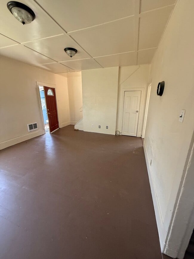 Building Photo - 3bd 1 1/2 ba
